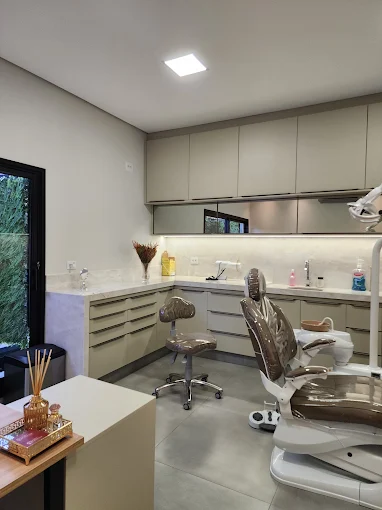 Sala de atendimento odontológico com equipamentos modernos