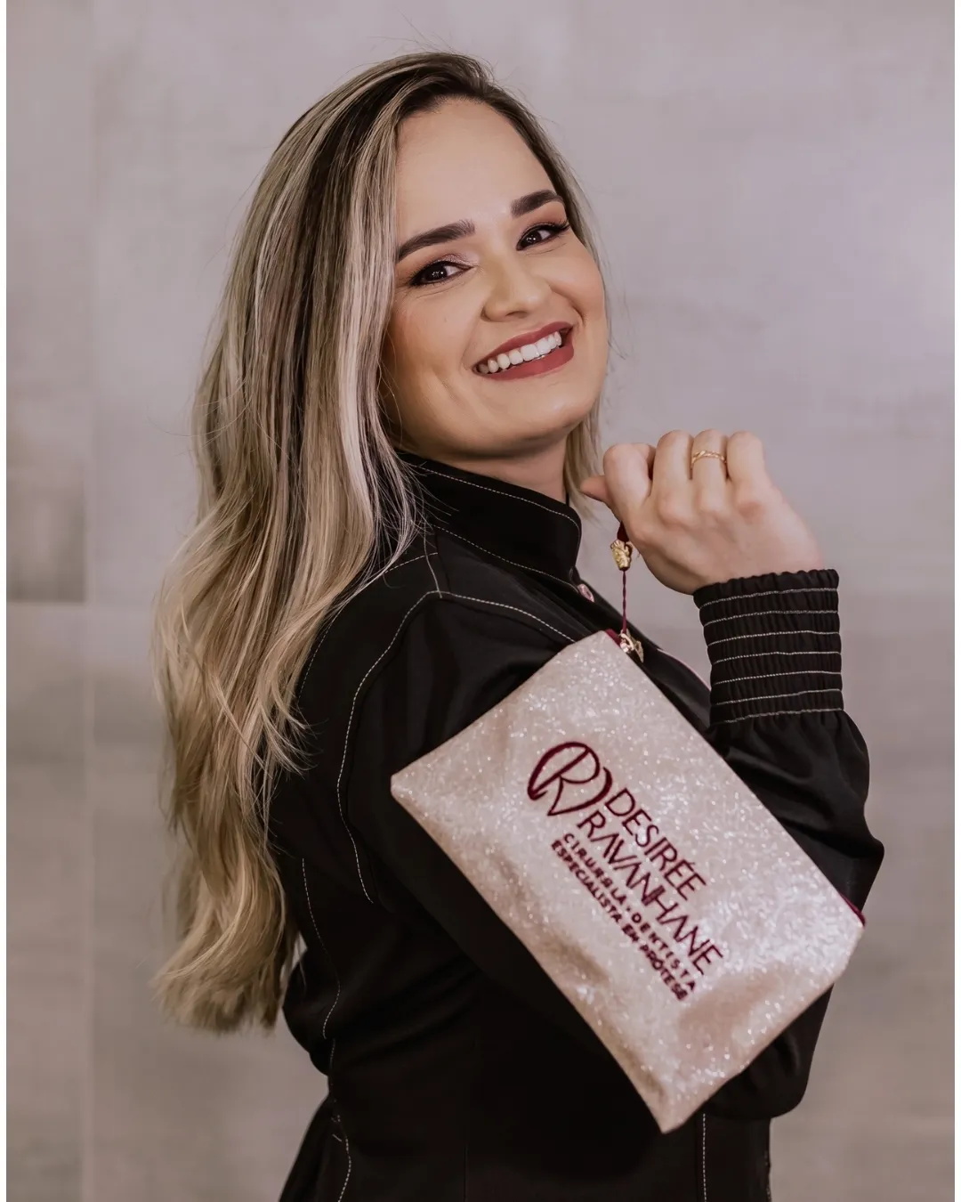 Dra. Desirée Ravanhane sorrindo no consultório